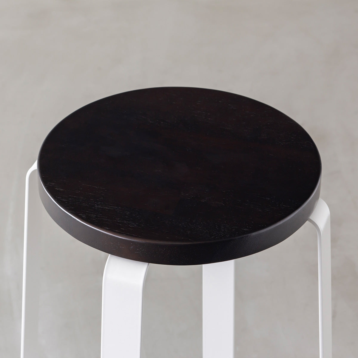 KANADEMONOのラバーウッド ブラックブラウンRound座面とホワイトのCross Plate脚を合わせたシンプルモダンなスツール（座面）