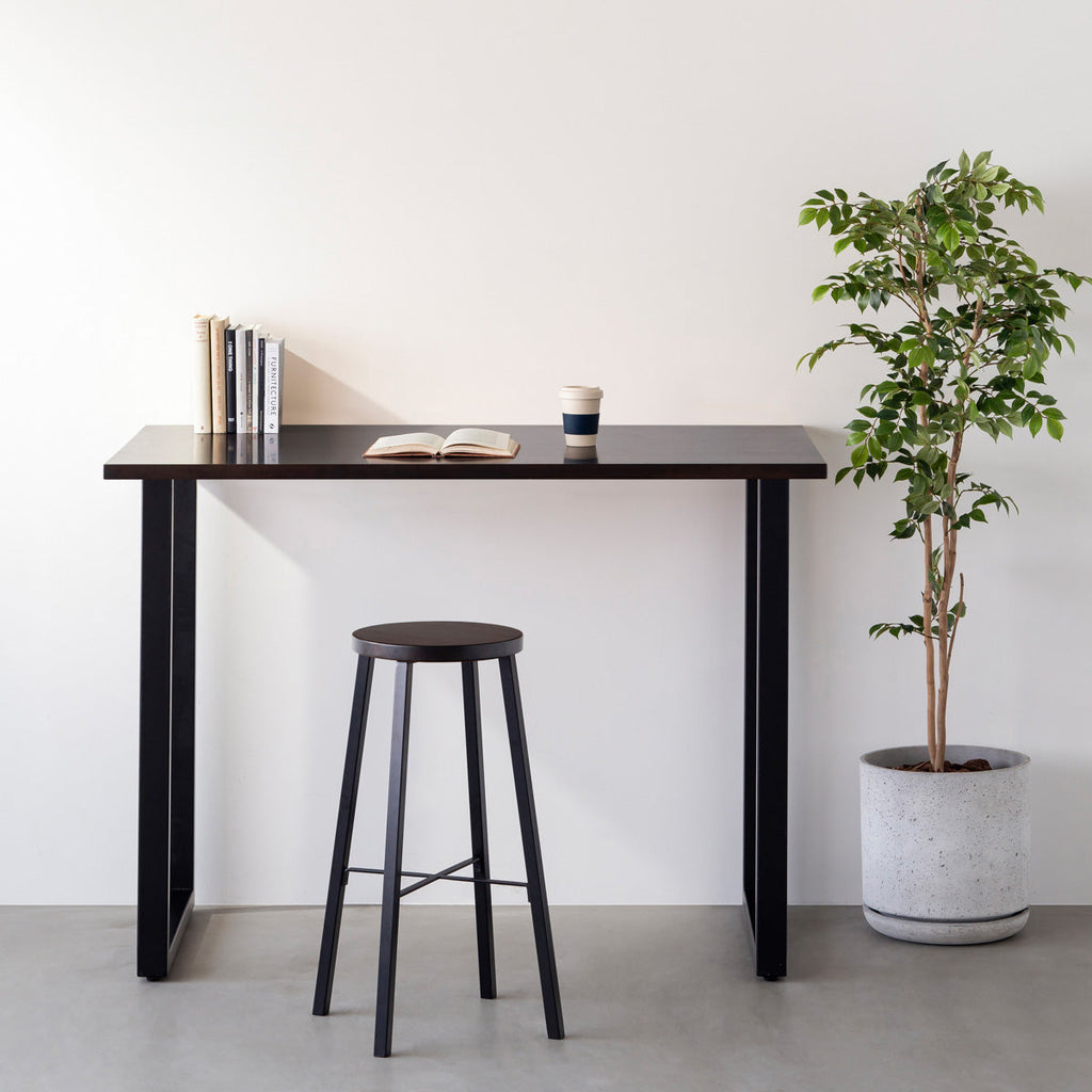 KANADEMONOのラバーウッド ブラックブラウンRound座面とブラックのSlant Bar脚を合わせたシンプルモダンなハイスツール（使用例）