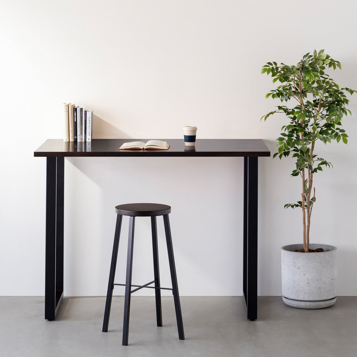 KANADEMONOのラバーウッド ブラックブラウンRound座面とブラックのSlant Bar脚を合わせたシンプルモダンなハイスツール（使用例）