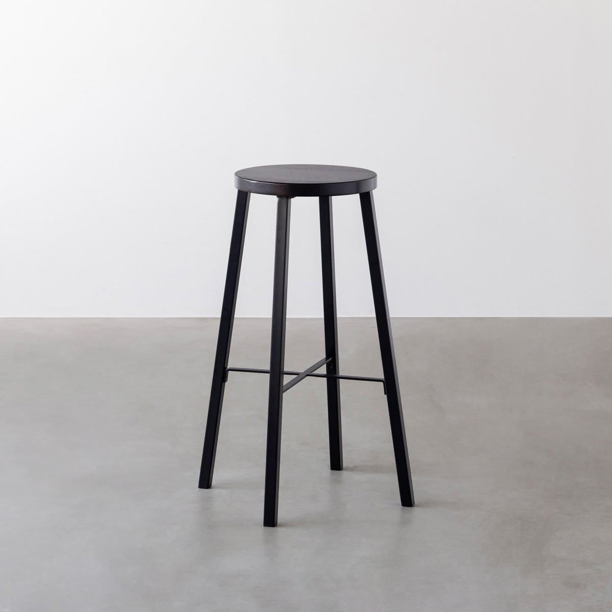 KANADEMONOのラバーウッド ブラックブラウンRound座面とブラックのSlant Bar脚を合わせたシンプルモダンなハイスツール