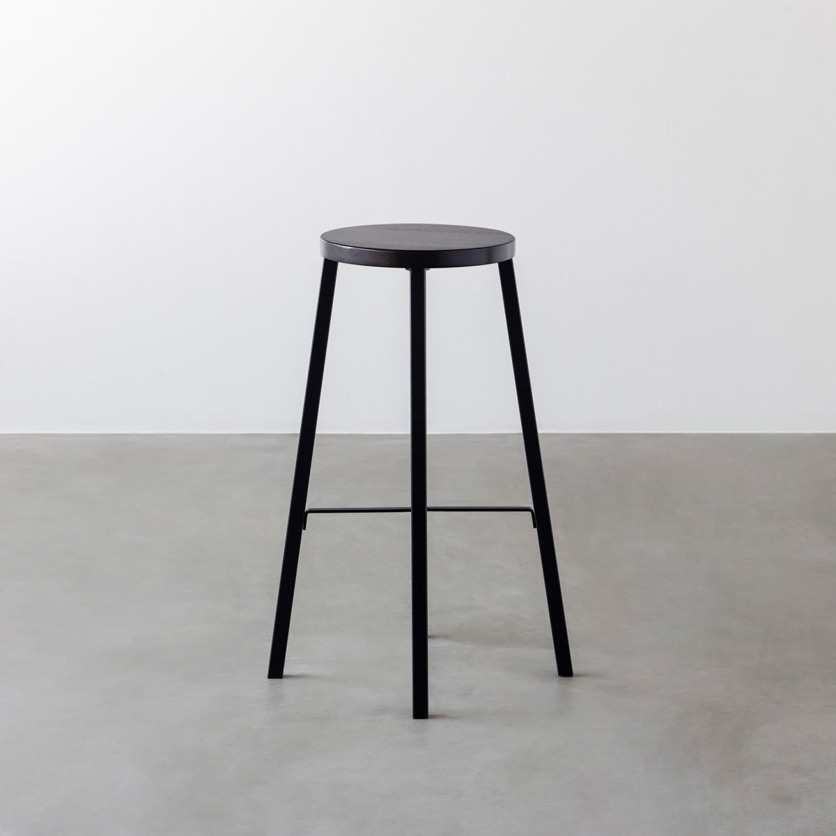 KANADEMONOのラバーウッド ブラックブラウンRound座面とブラックのSlant Bar脚を合わせたシンプルモダンなハイスツール2