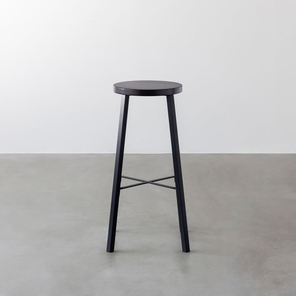 KANADEMONOのラバーウッド ブラックブラウンRound座面とブラックのSlant Bar脚を合わせたシンプルモダンなハイスツール3
