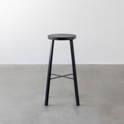 KANADEMONOのラバーウッド ブラックブラウンRound座面とブラックのSlant Bar脚を合わせたシンプルモダンなハイスツール3