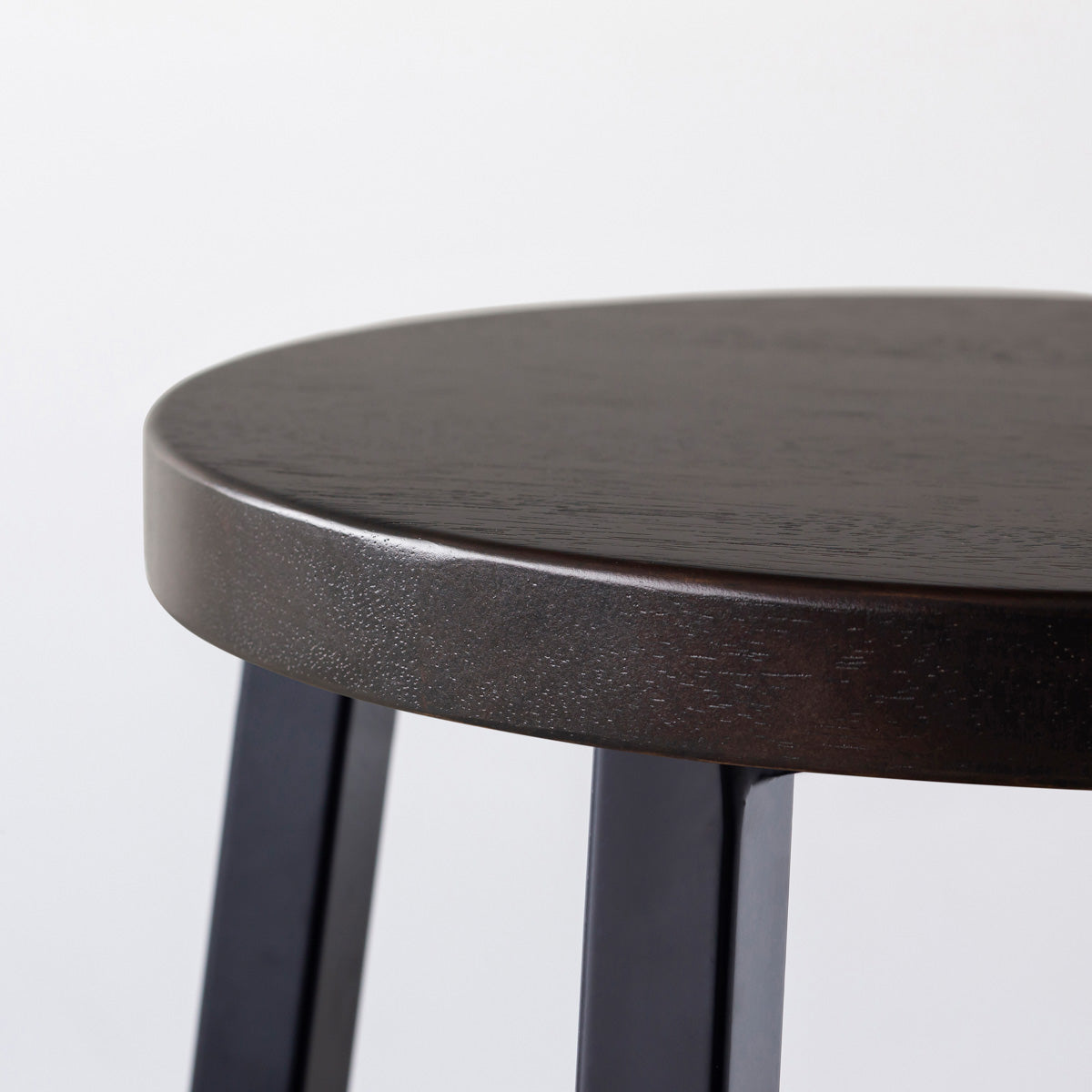 KANADEMONOのラバーウッド ブラックブラウンRound座面とブラックのSlant Bar脚を合わせたシンプルモダンなハイスツール（座面側面）