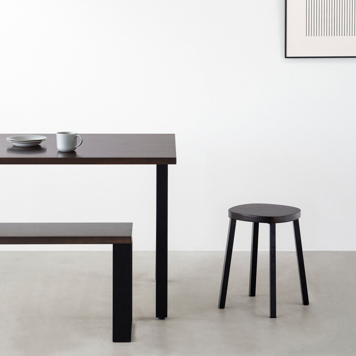 KANADEMONOのラバーウッド ブラックブラウンSquircle座面とブラックのSlant Bar脚を合わせたシンプルモダンなスツール（使用例）
