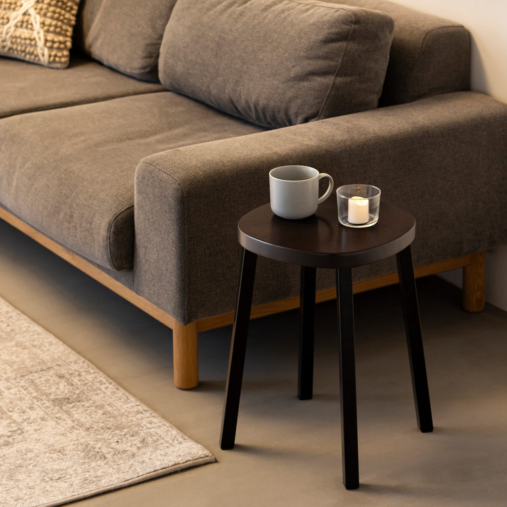 KANADEMONOのラバーウッド ブラックブラウンSquircle座面とブラックのSlant Bar脚を合わせたシンプルモダンなスツール（使用例2）