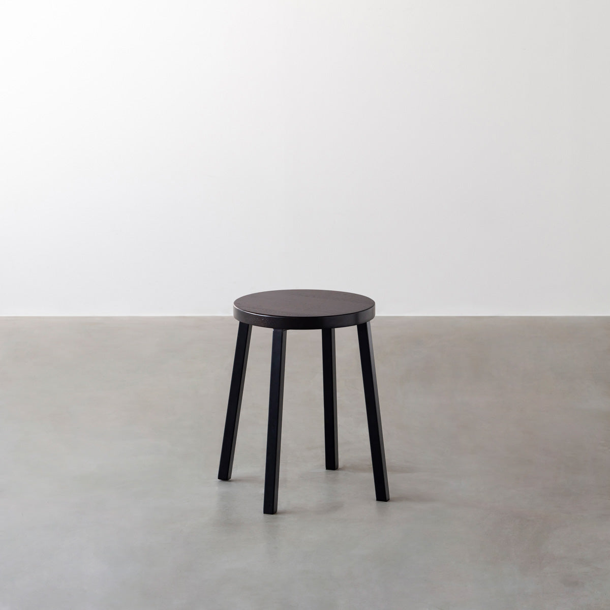 KANADEMONOのラバーウッド ブラックブラウンRound座面とブラックのSlant Bar脚を合わせたシンプルモダンなスツール