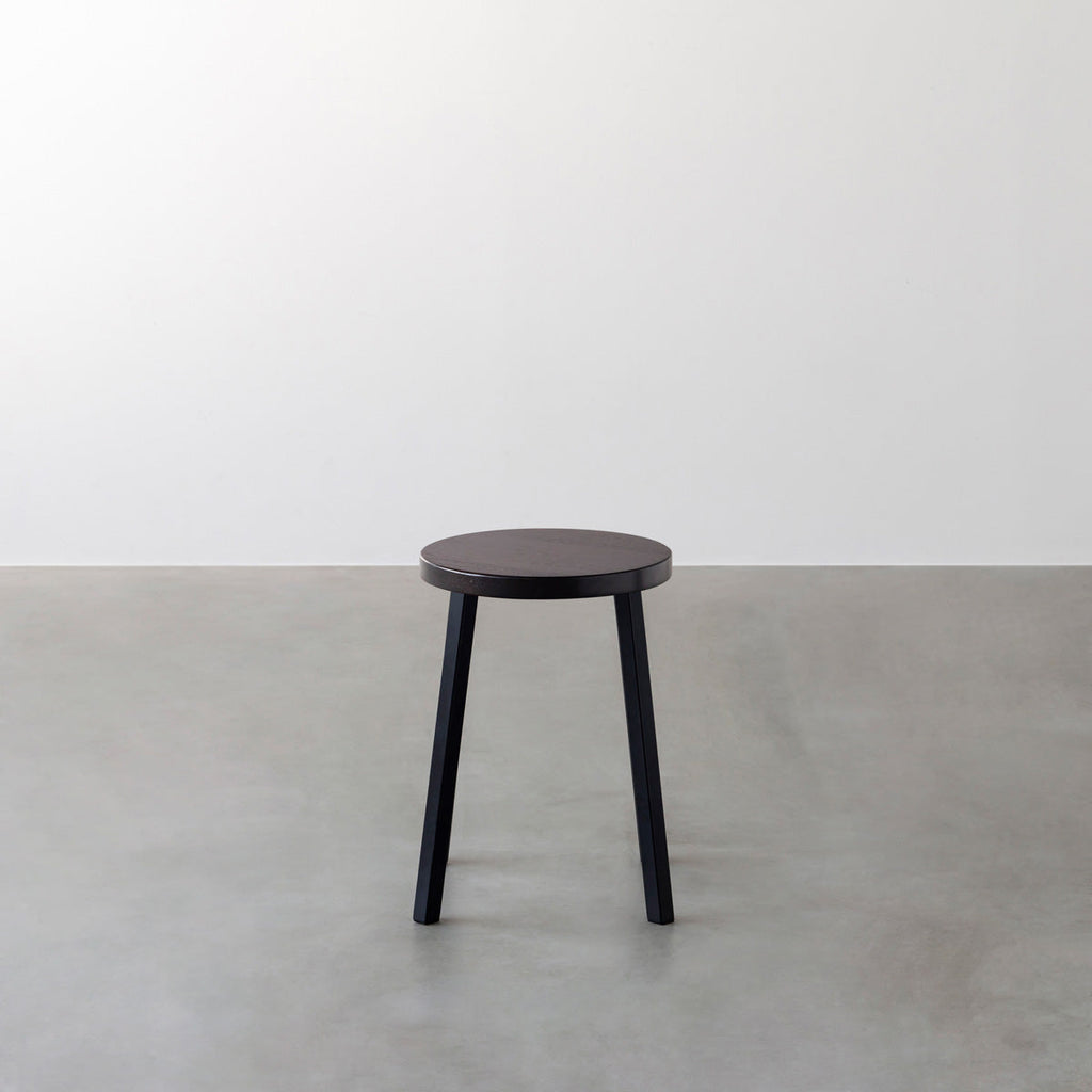 KANADEMONOのラバーウッド ブラックブラウンRound座面とブラックのSlant Bar脚を合わせたシンプルモダンなスツール2