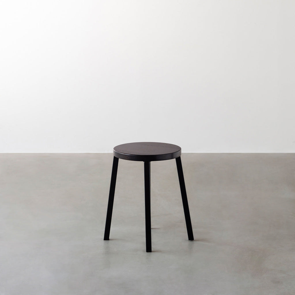 KANADEMONOのラバーウッド ブラックブラウンRound座面とブラックのSlant Bar脚を合わせたシンプルモダンなスツール3