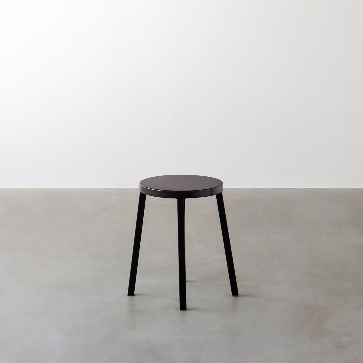 KANADEMONOのラバーウッド ブラックブラウンRound座面とブラックのSlant Bar脚を合わせたシンプルモダンなスツール3
