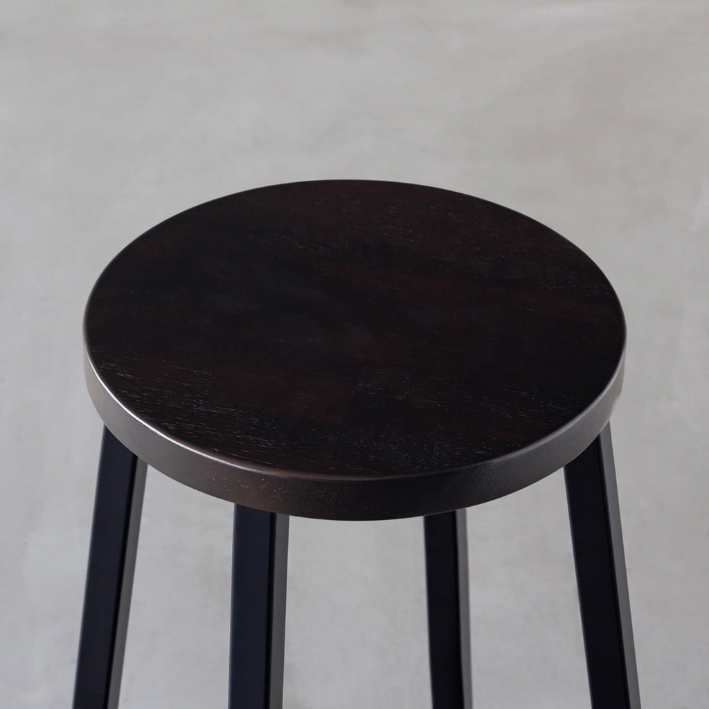 KANADEMONOのラバーウッド ブラックブラウンRound座面とブラックのSlant Bar脚を合わせたシンプルモダンなスツール（座面）