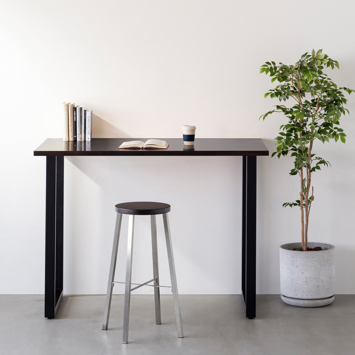 KANADEMONOのラバーウッド ブラックブラウンRound座面とステンレスのSlant Bar脚を合わせたシンプルモダンなハイスツール（使用例）