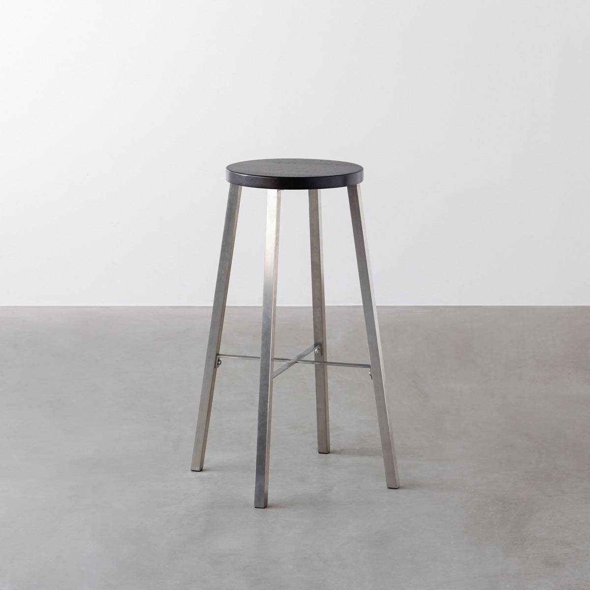 KANADEMONOのラバーウッド ブラックブラウンRound座面とステンレスのSlant Bar脚を合わせたシンプルモダンなハイスツール