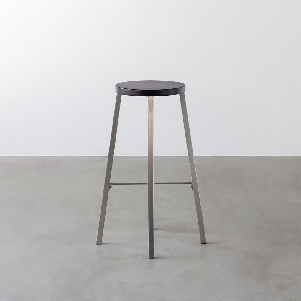 KANADEMONOのラバーウッド ブラックブラウンRound座面とステンレスのSlant Bar脚を合わせたシンプルモダンなハイスツール2