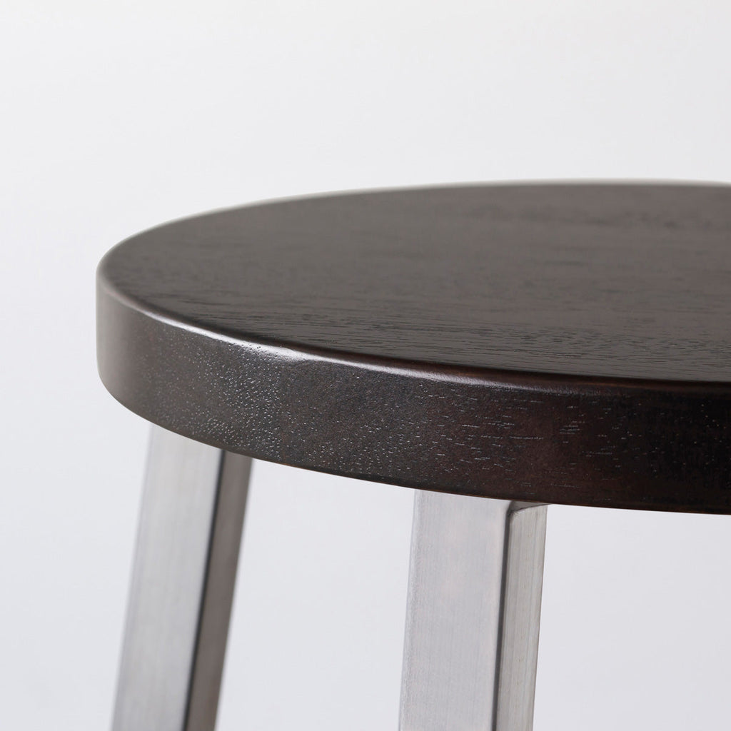 KANADEMONOのラバーウッド ブラックブラウンRound座面とステンレスのSlant Bar脚を合わせたシンプルモダンなハイスツール（座面側面）