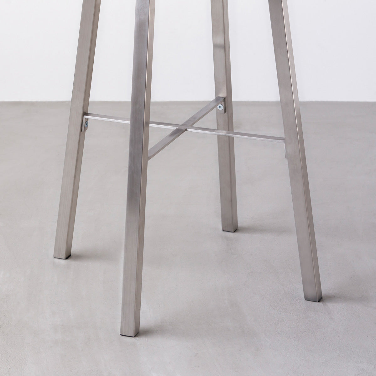 KANADEMONOのラバーウッド ブラックブラウンRound座面とステンレスのSlant Bar脚を合わせたシンプルモダンなハイスツール（脚）