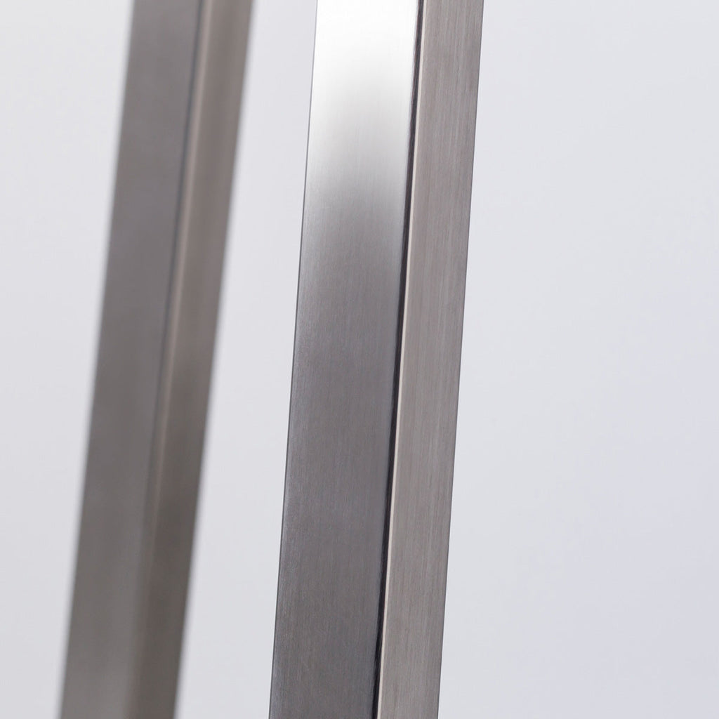 KANADEMONOのラバーウッド ブラックブラウンRound座面とステンレスのSlant Bar脚を合わせたシンプルモダンなハイスツール（脚側部）