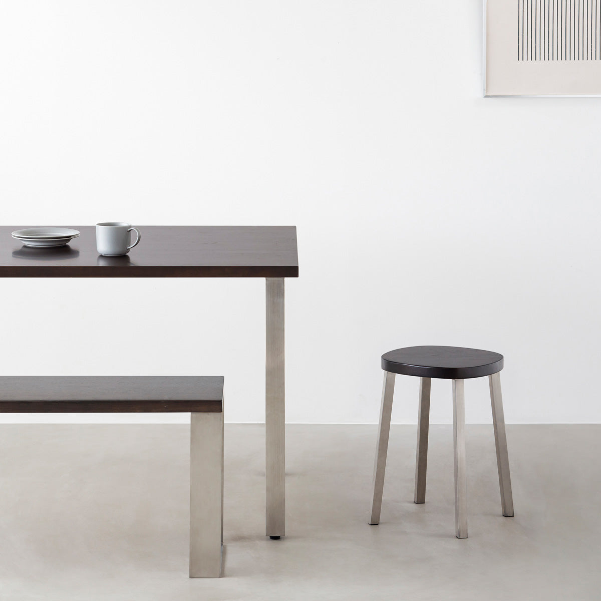 KANADEMONOのラバーウッド ブラックブラウンSquircle座面とステンレスのSlant Bar脚を合わせたシンプルモダンなスツール（使用例）