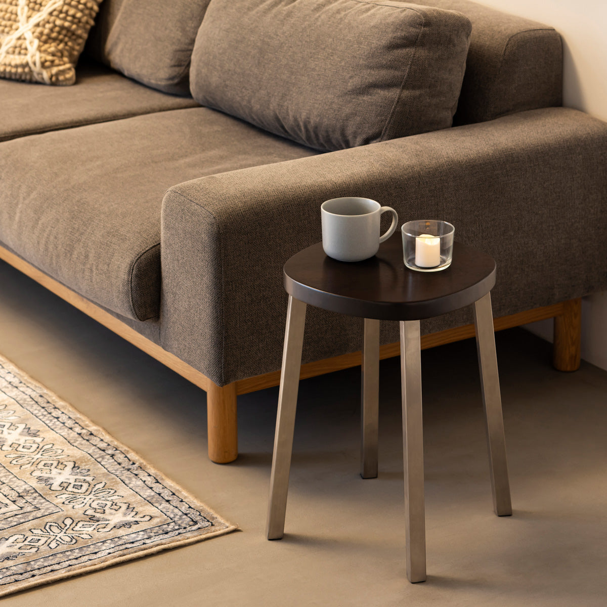 KANADEMONOのラバーウッド ブラックブラウンSquircle座面とステンレスのSlant Bar脚を合わせたシンプルモダンなスツール（使用例2）