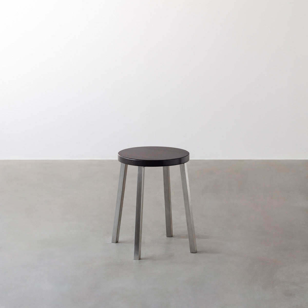KANADEMONOのラバーウッド ブラックブラウンRound座面とステンレスのSlant Bar脚を合わせたシンプルモダンなスツール
