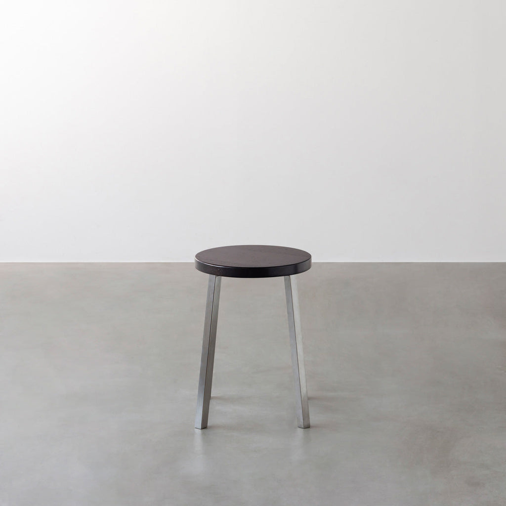 KANADEMONOのラバーウッド ブラックブラウンRound座面とステンレスのSlant Bar脚を合わせたシンプルモダンなスツール2