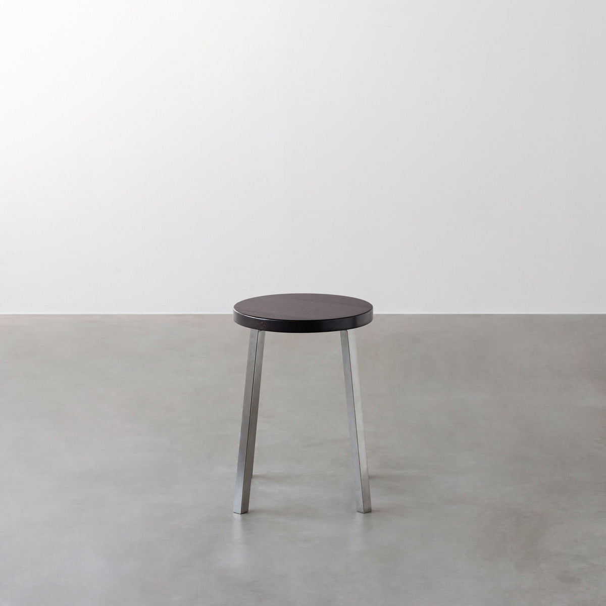 KANADEMONOのラバーウッド ブラックブラウンRound座面とステンレスのSlant Bar脚を合わせたシンプルモダンなスツール2