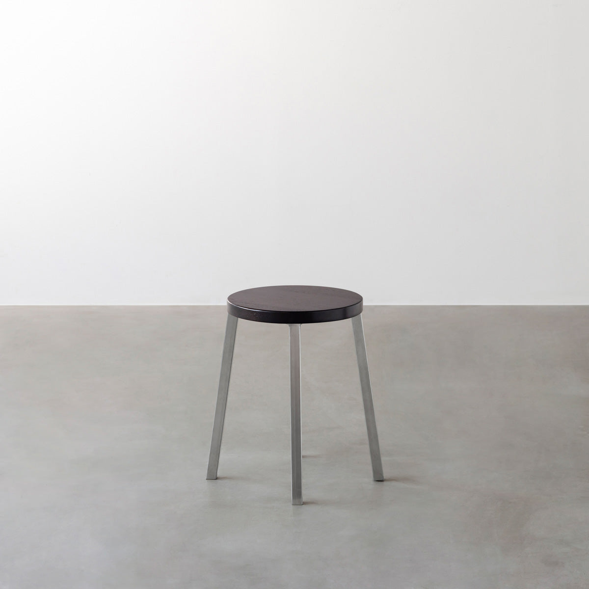 KANADEMONOのラバーウッド ブラックブラウンRound座面とステンレスのSlant Bar脚を合わせたシンプルモダンなスツール3