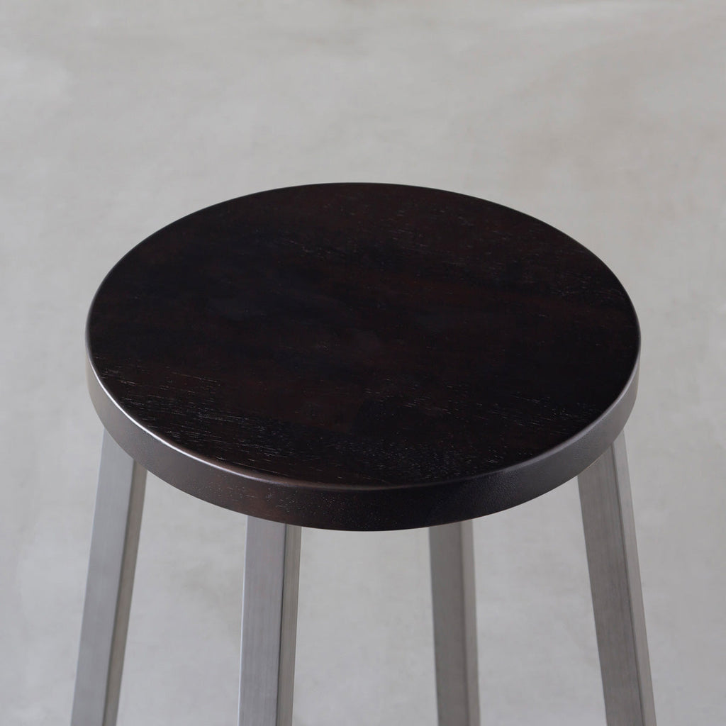 KANADEMONOのラバーウッド ブラックブラウンRound座面とステンレスのSlant Bar脚を合わせたシンプルモダンなスツール（座面）