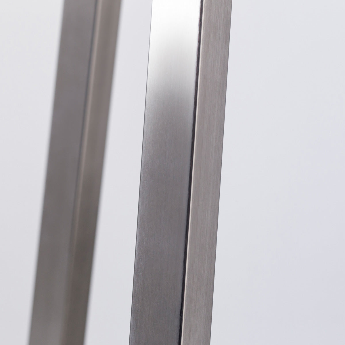 KANADEMONOのラバーウッド ブラックブラウンRound座面とステンレスのSlant Bar脚を合わせたシンプルモダンなスツール（脚側部）