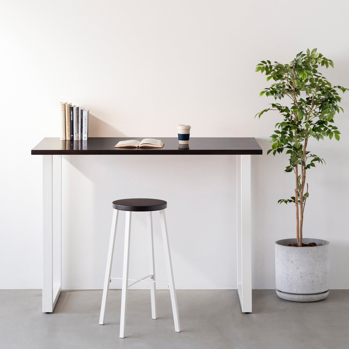 KANADEMONOのラバーウッド ブラックブラウンRound座面とホワイトのSlant Bar脚を合わせたシンプルモダンなハイスツール（使用例）