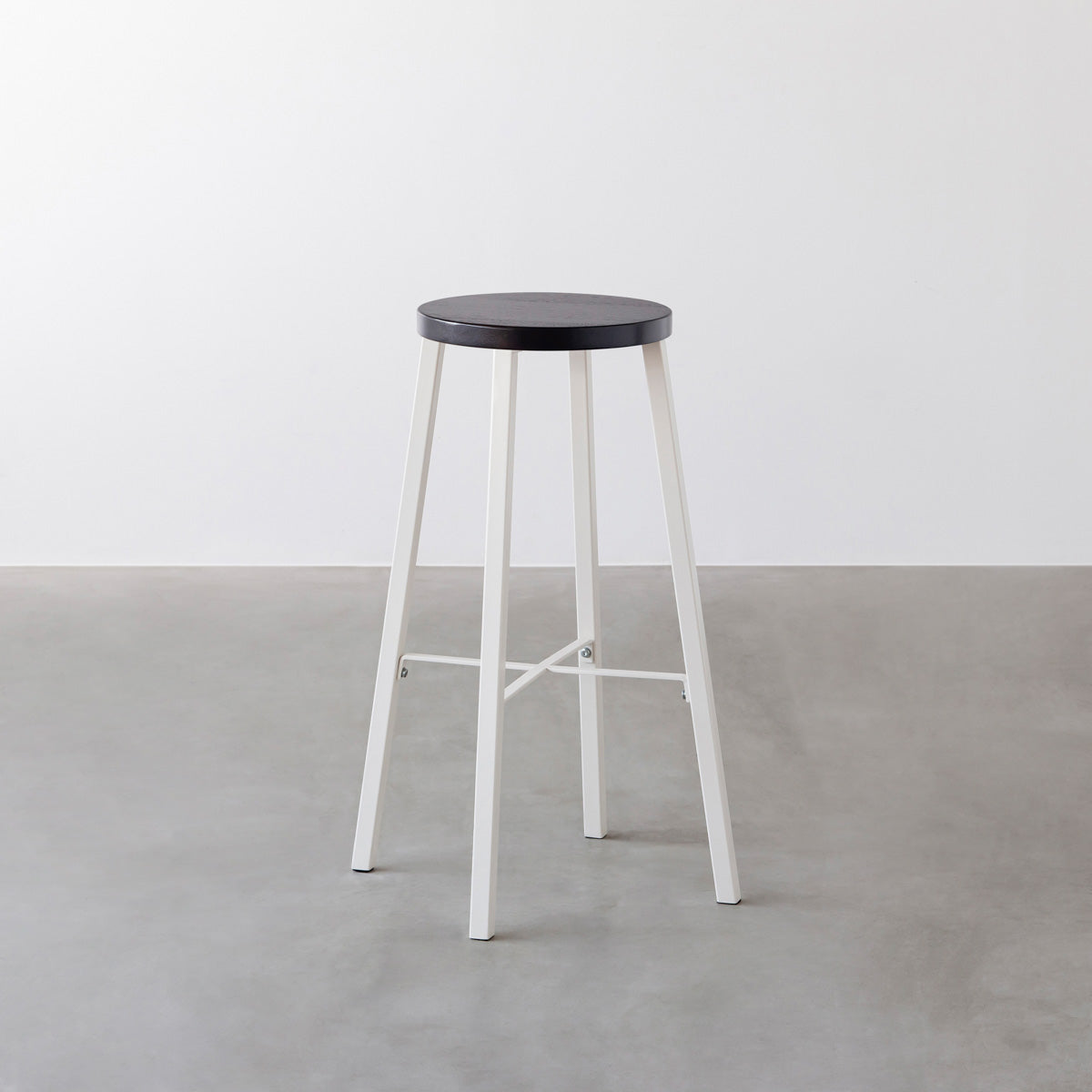 KANADEMONOのラバーウッド ブラックブラウンRound座面とホワイトのSlant Bar脚を合わせたシンプルモダンなハイスツール