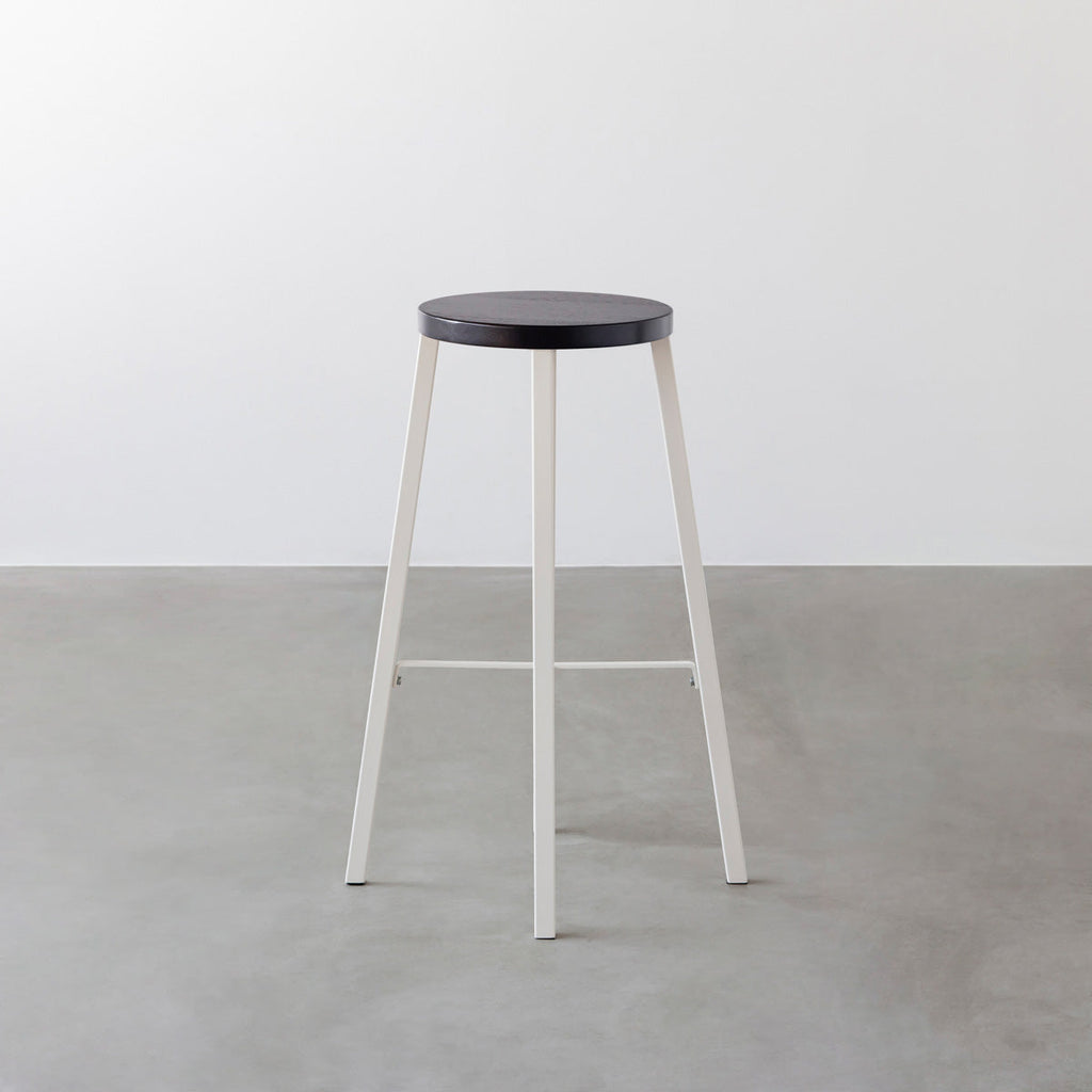 KANADEMONOのラバーウッド ブラックブラウンRound座面とホワイトのSlant Bar脚を合わせたシンプルモダンなハイスツール2