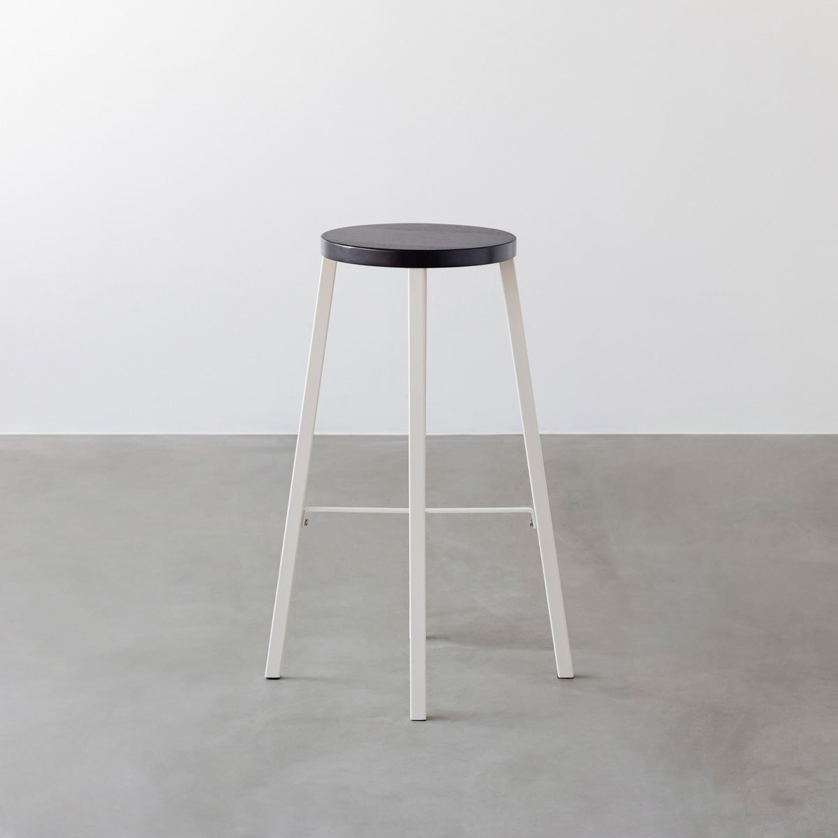 KANADEMONOのラバーウッド ブラックブラウンRound座面とホワイトのSlant Bar脚を合わせたシンプルモダンなハイスツール2