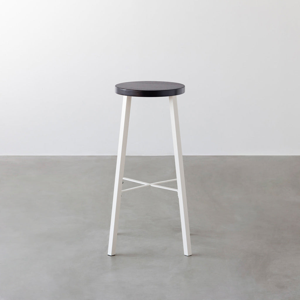 KANADEMONOのラバーウッド ブラックブラウンRound座面とホワイトのSlant Bar脚を合わせたシンプルモダンなハイスツール3