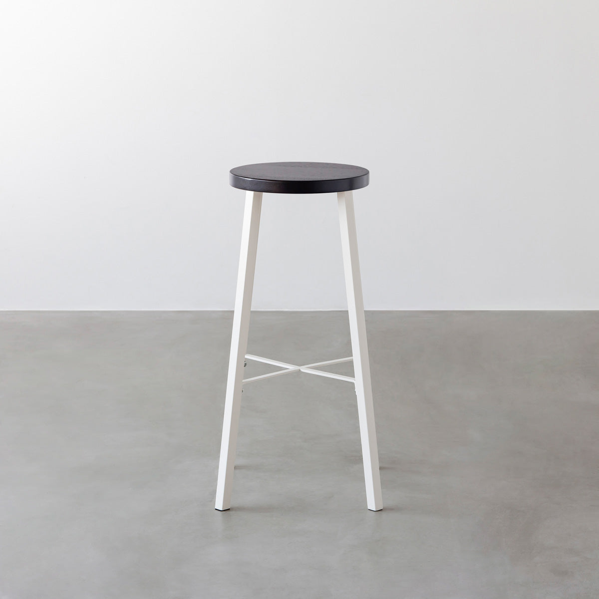 KANADEMONOのラバーウッド ブラックブラウンRound座面とホワイトのSlant Bar脚を合わせたシンプルモダンなハイスツール3