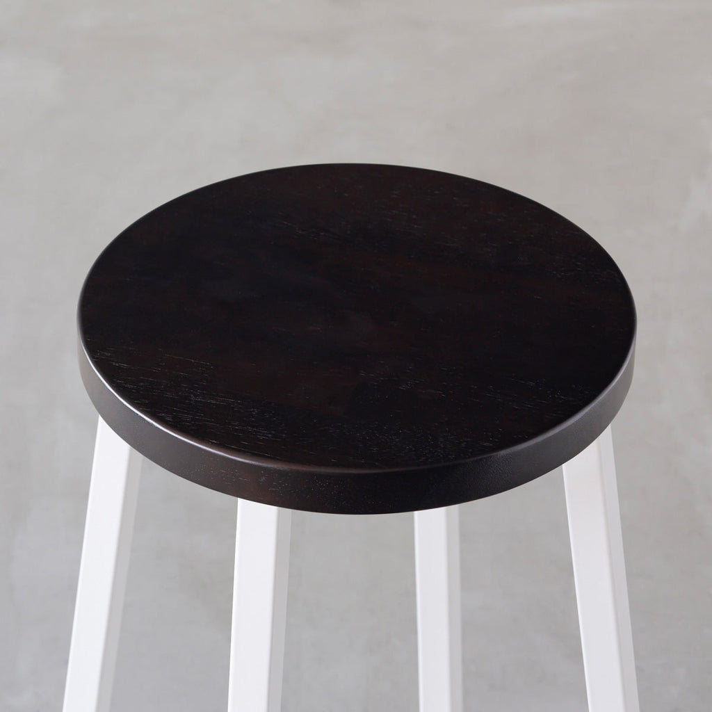 KANADEMONOのラバーウッド ブラックブラウンRound座面とホワイトのSlant Bar脚を合わせたシンプルモダンなハイスツール（座面）