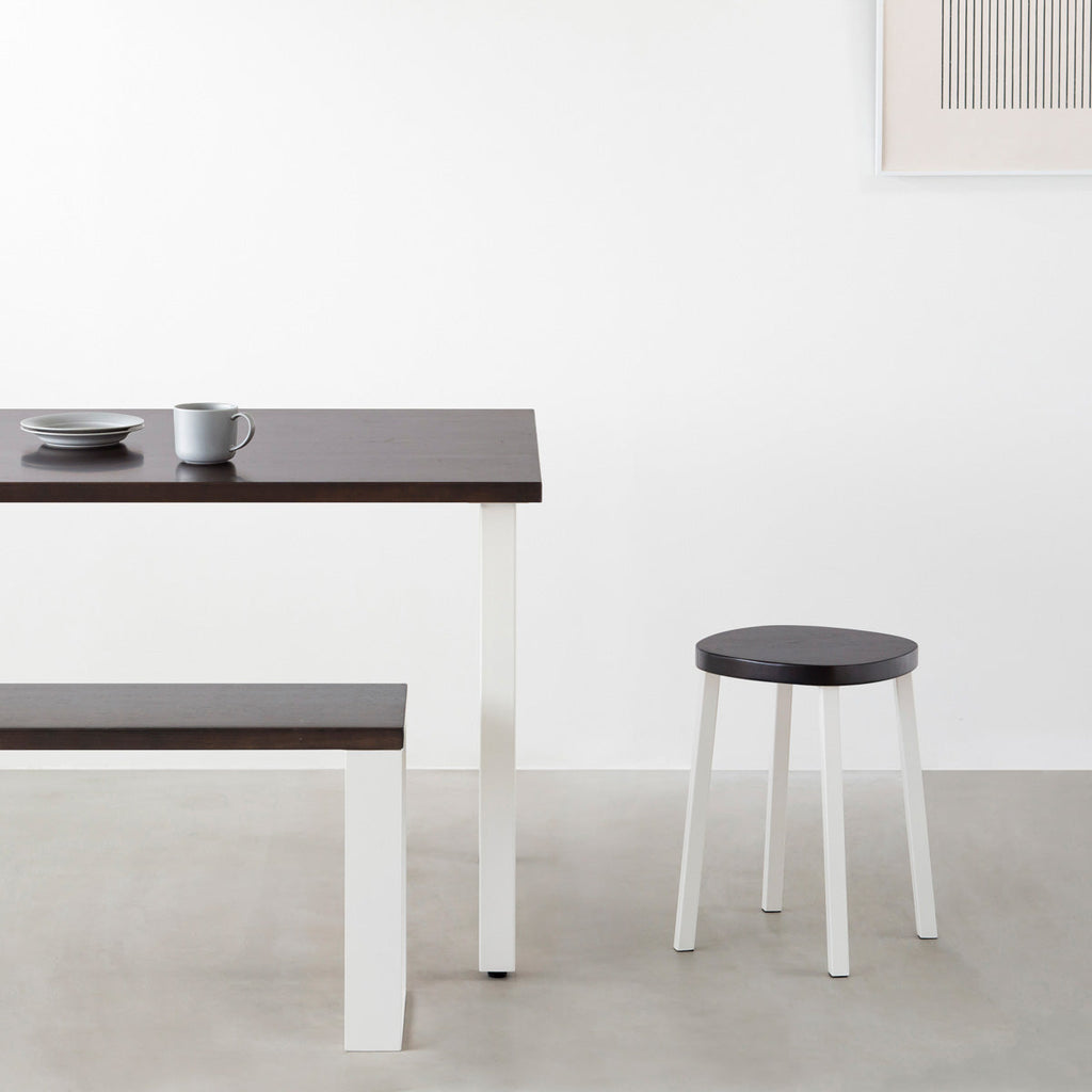 KANADEMONOのラバーウッド ブラックブラウンSquircle座面とホワイトのSlant Bar脚を合わせたシンプルモダンなスツール（使用例）