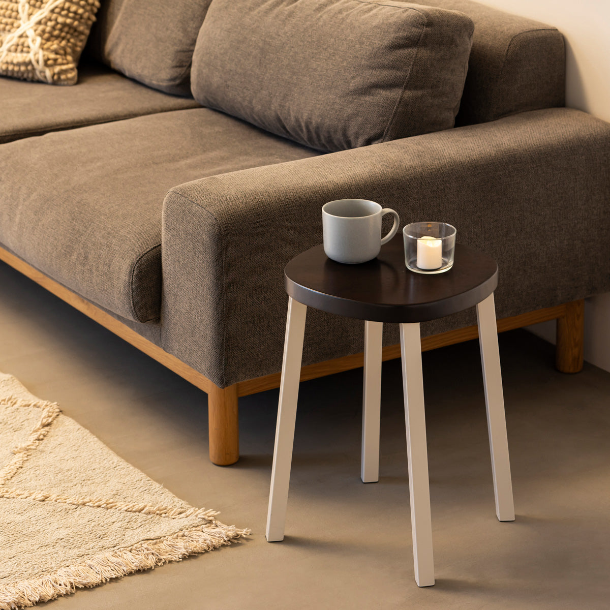 KANADEMONOのラバーウッド ブラックブラウンSquircle座面とホワイトのSlant Bar脚を合わせたシンプルモダンなスツール（使用例2）