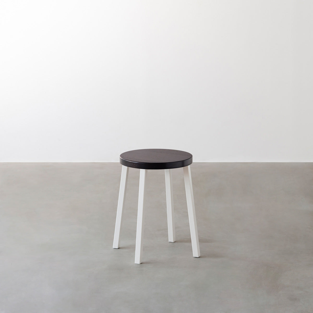 KANADEMONOのラバーウッド ブラックブラウンRound座面とホワイトのSlant Bar脚を合わせたシンプルモダンなスツール