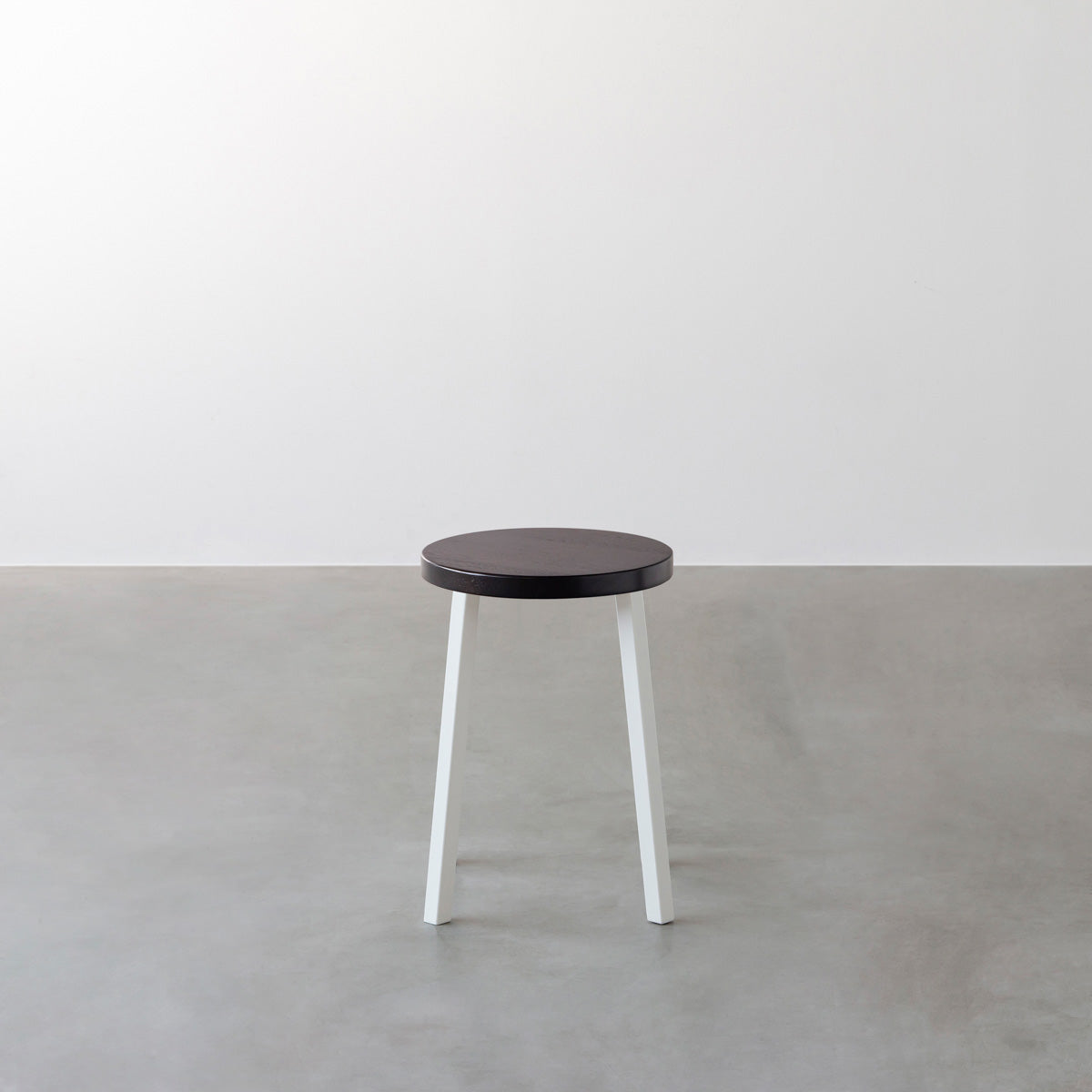 KANADEMONOのラバーウッド ブラックブラウンRound座面とホワイトのSlant Bar脚を合わせたシンプルモダンなスツール2