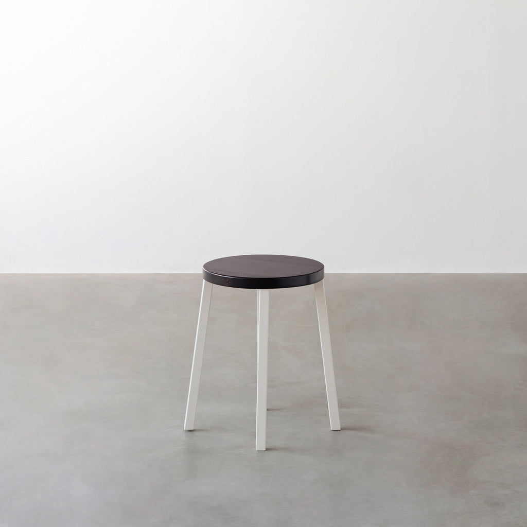 KANADEMONOのラバーウッド ブラックブラウンRound座面とホワイトのSlant Bar脚を合わせたシンプルモダンなスツール3