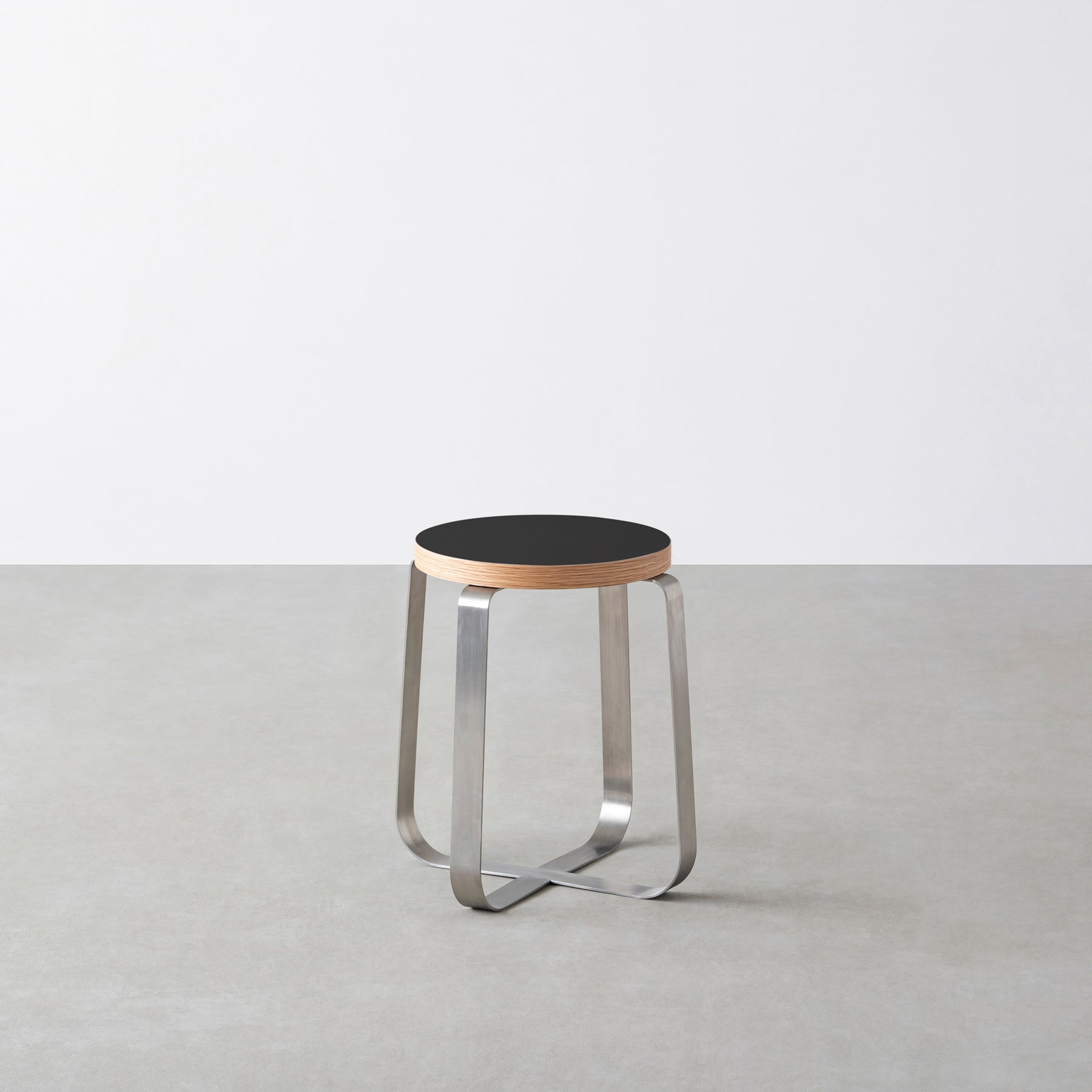 KanademonoのリノリウムNero Round座面とステンレスのCross Plate脚を合わせたシンプルモダンなスツール
