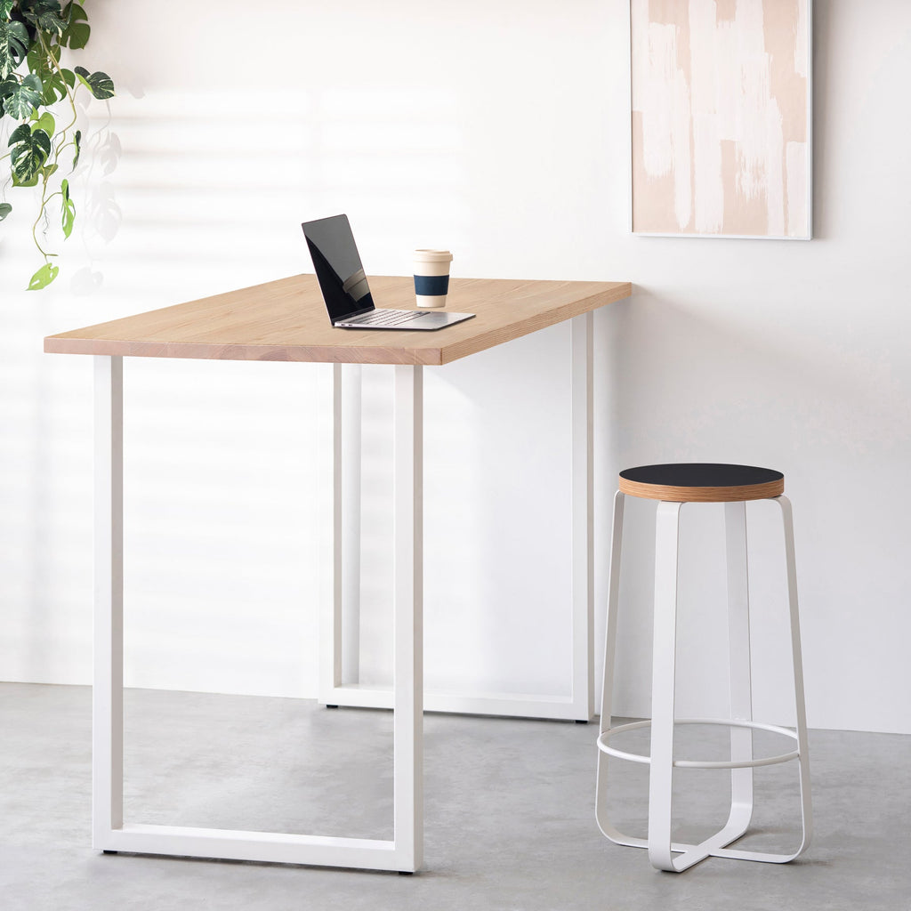 KanademonoのリノリウムNero Round座面とホワイトのCross_Plate脚を合わせたシンプルモダンなHighスツール（使用例）