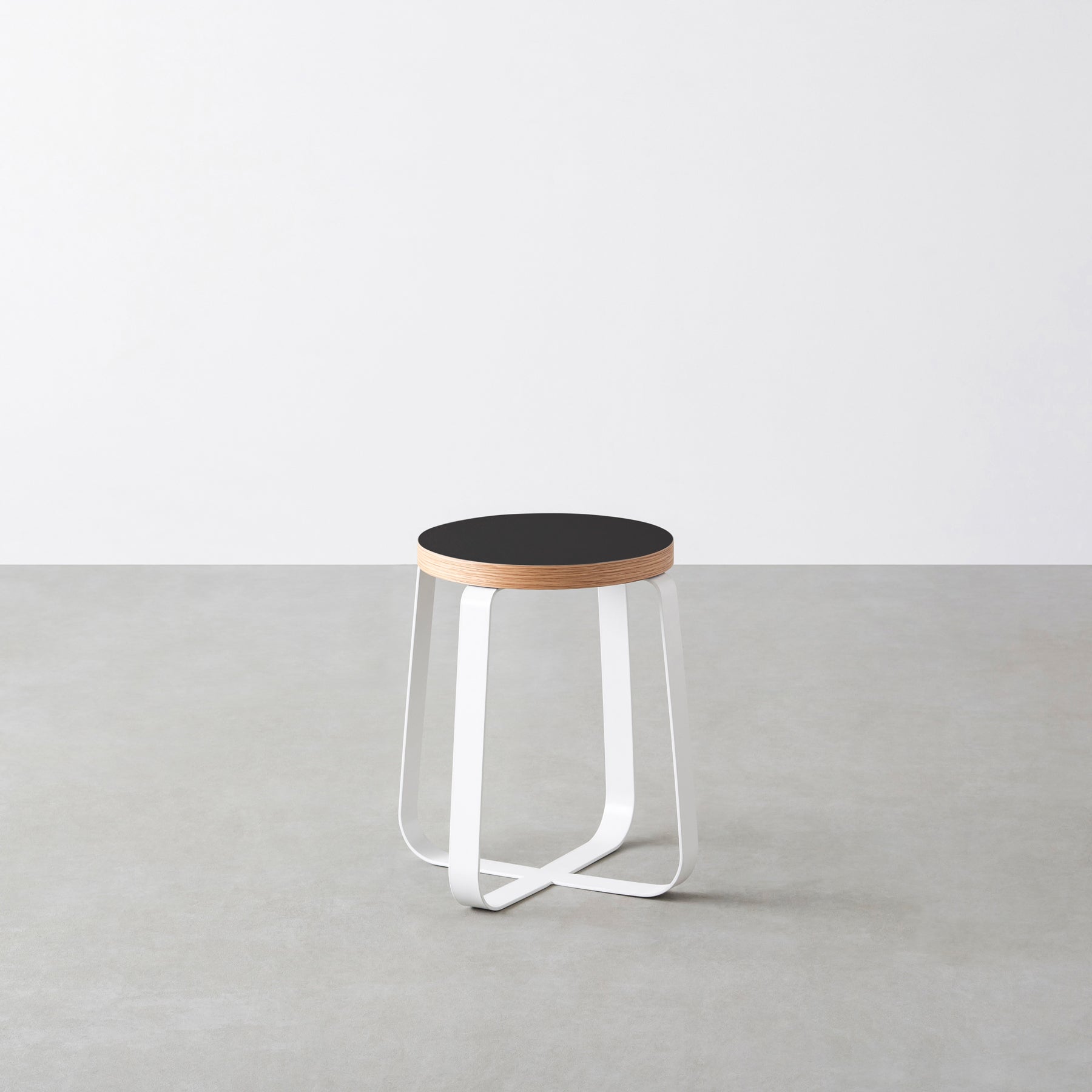 KanademonoのリノリウムNero Round座面とホワイトのCross Plate脚を合わせたシンプルモダンなスツール