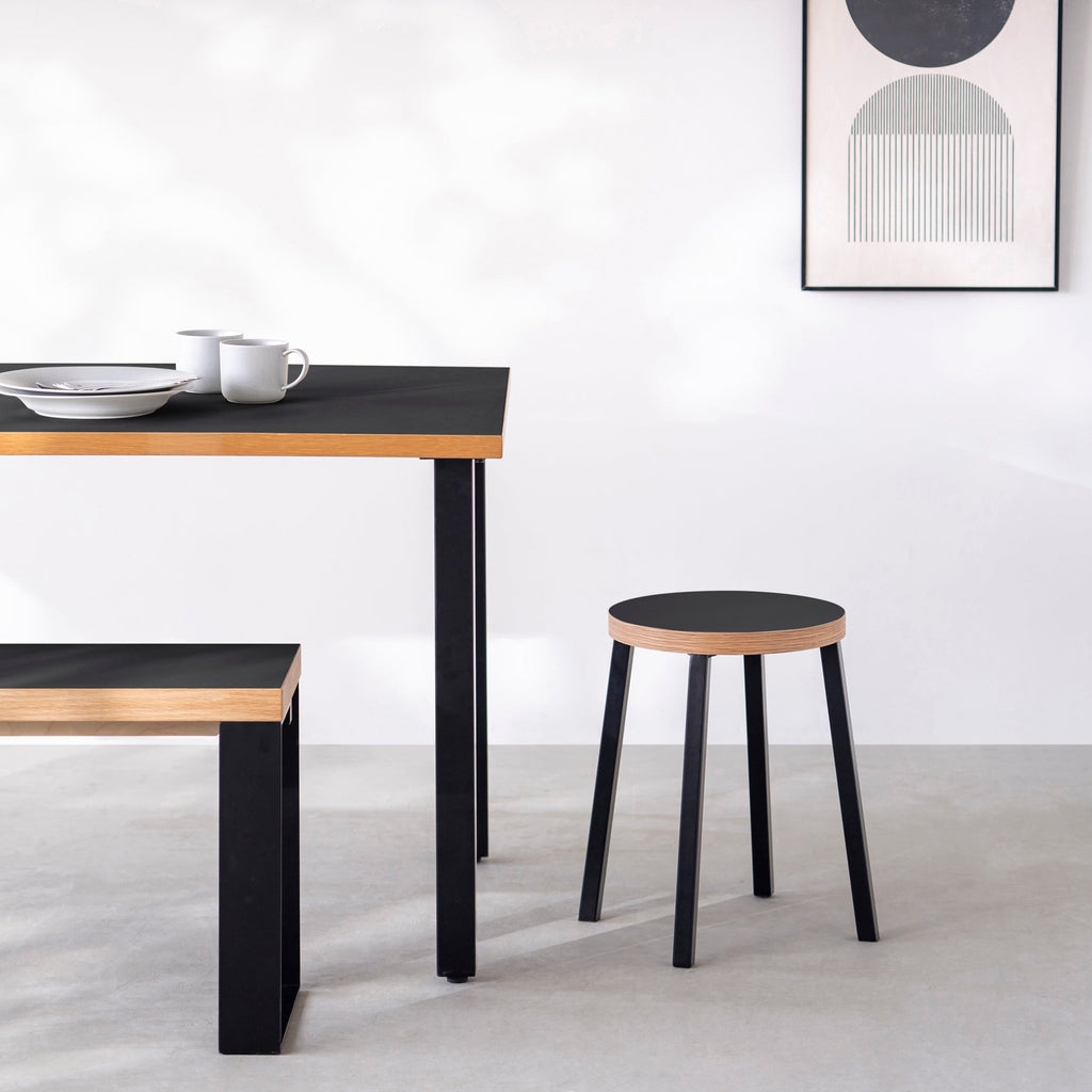 KanademonoのリノリウムNero Round座面とブラックのSlant Bar脚を合わせたシンプルモダンなスツール（使用例）