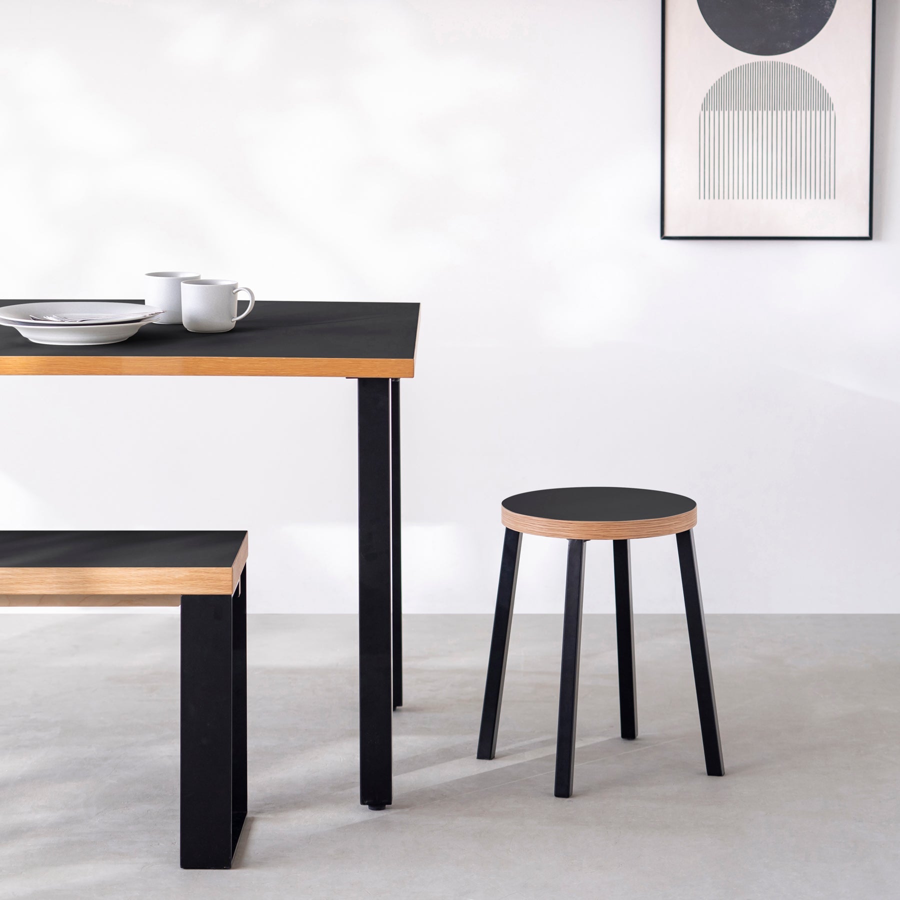KanademonoのリノリウムNero Round座面とブラックのSlant Bar脚を合わせたシンプルモダンなスツール（使用例）