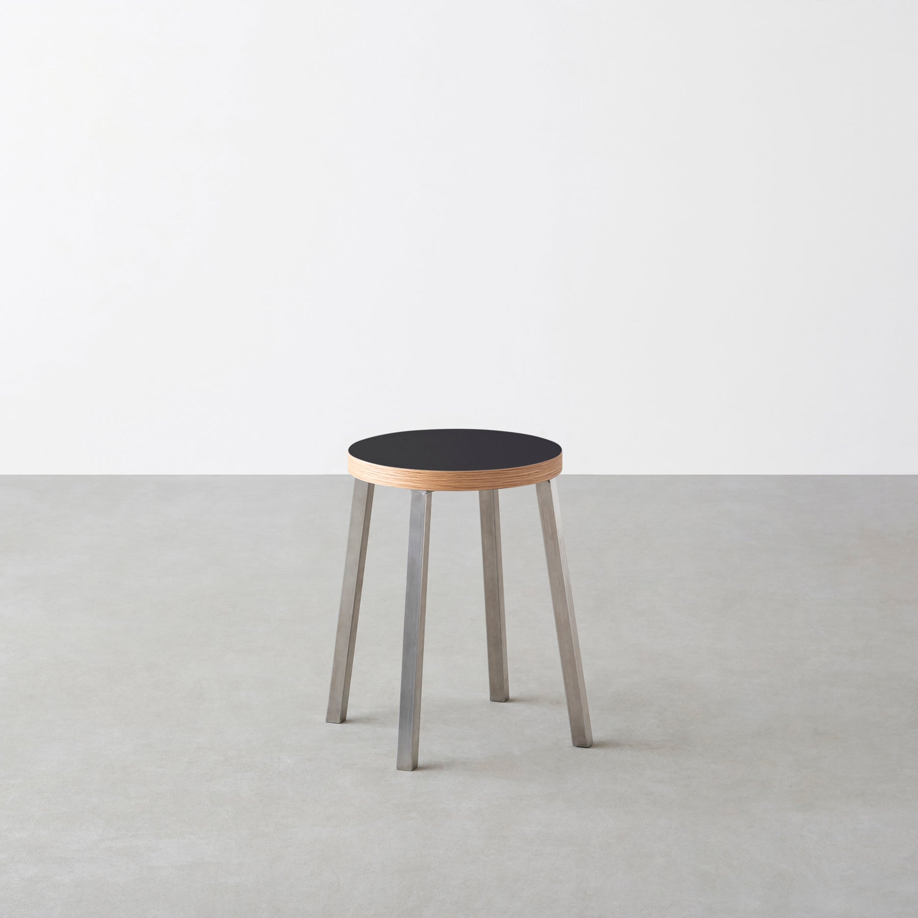 KanademonoのリノリウムNero Round座面とステンレスのSlant Bar脚を合わせたシンプルモダンなスツール