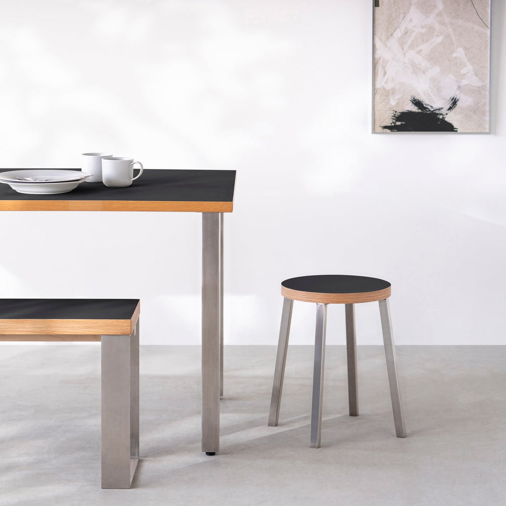 KanademonoのリノリウムNero Round座面とステンレスのSlant Bar脚を合わせたシンプルモダンなスツール（使用例）