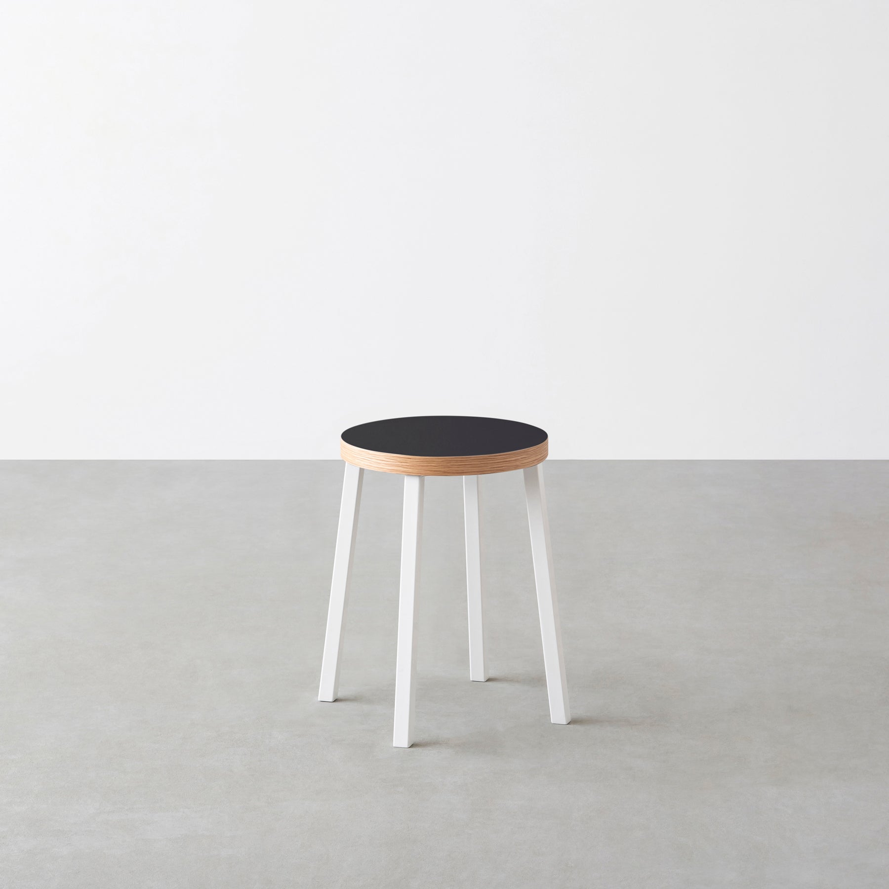 KanademonoのリノリウムNero Round座面とホワイトのSlant Bar脚を合わせたシンプルモダンなスツール