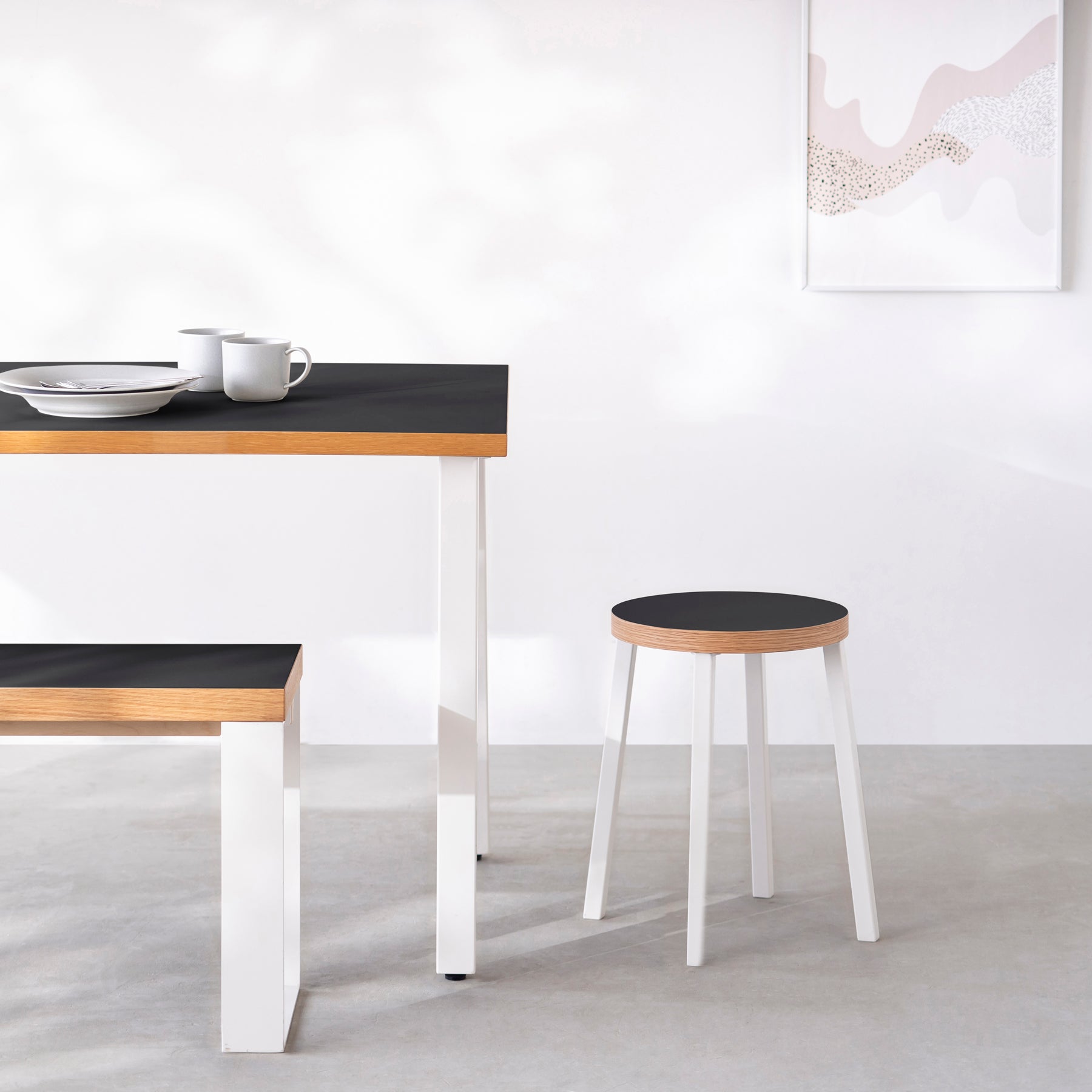 KanademonoのリノリウムNero Round座面とホワイトのSlant Bar脚を合わせたシンプルモダンなスツール（使用例）